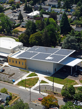 凯洛格中学的太阳能电池板